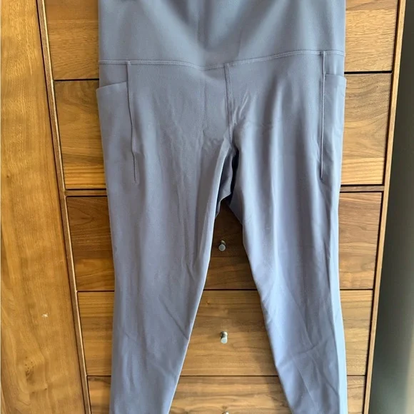 Athleta Salutation stash pocket II 7/8 Tight Leggings Size L - Picture 4 of 7
